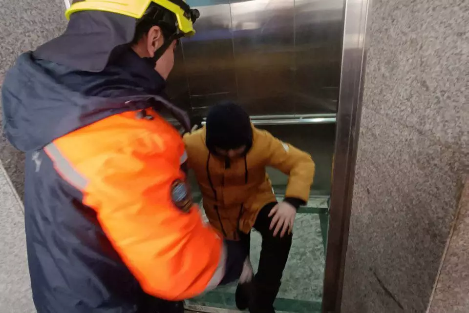 Подросток застрял в лифте в Астане