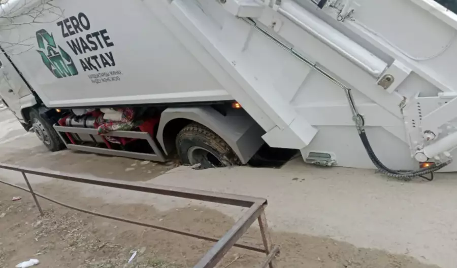 Ақтауда қоқыс таситын жаңа көлік шұңқырға түсіп кетті