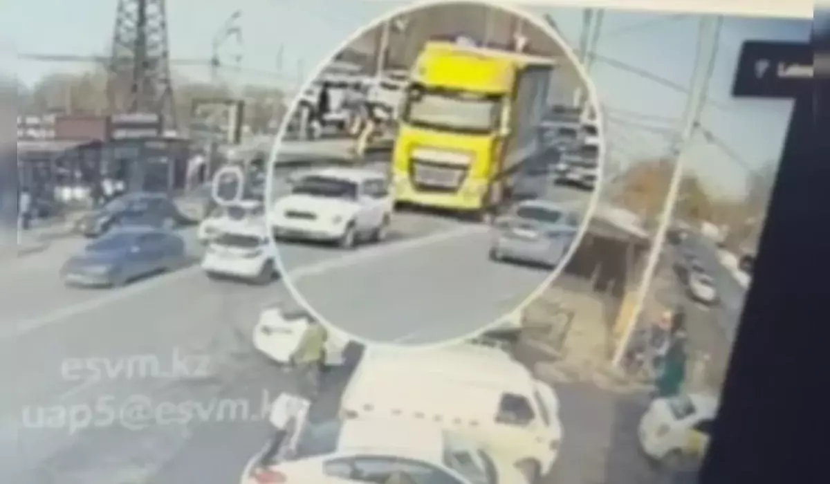 Пешеход погиб под колесами грузовика в Алматы