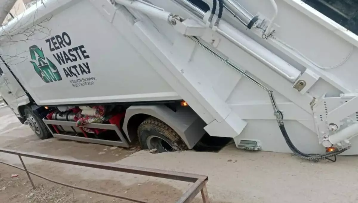 В Актау новый мусоровоз провалился в грунт