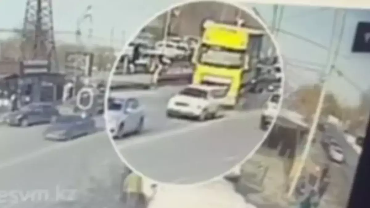 Мужчина погиб под колесами грузовика в Алматы