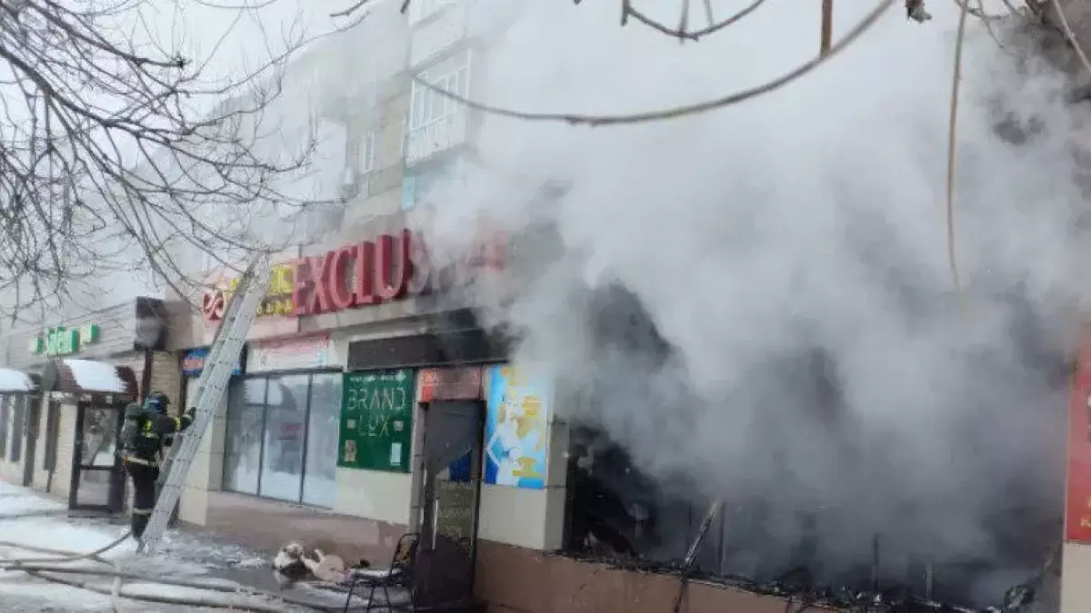 Сәтбаевта дүкен өртеніп, 10 адам эвакуацияланды