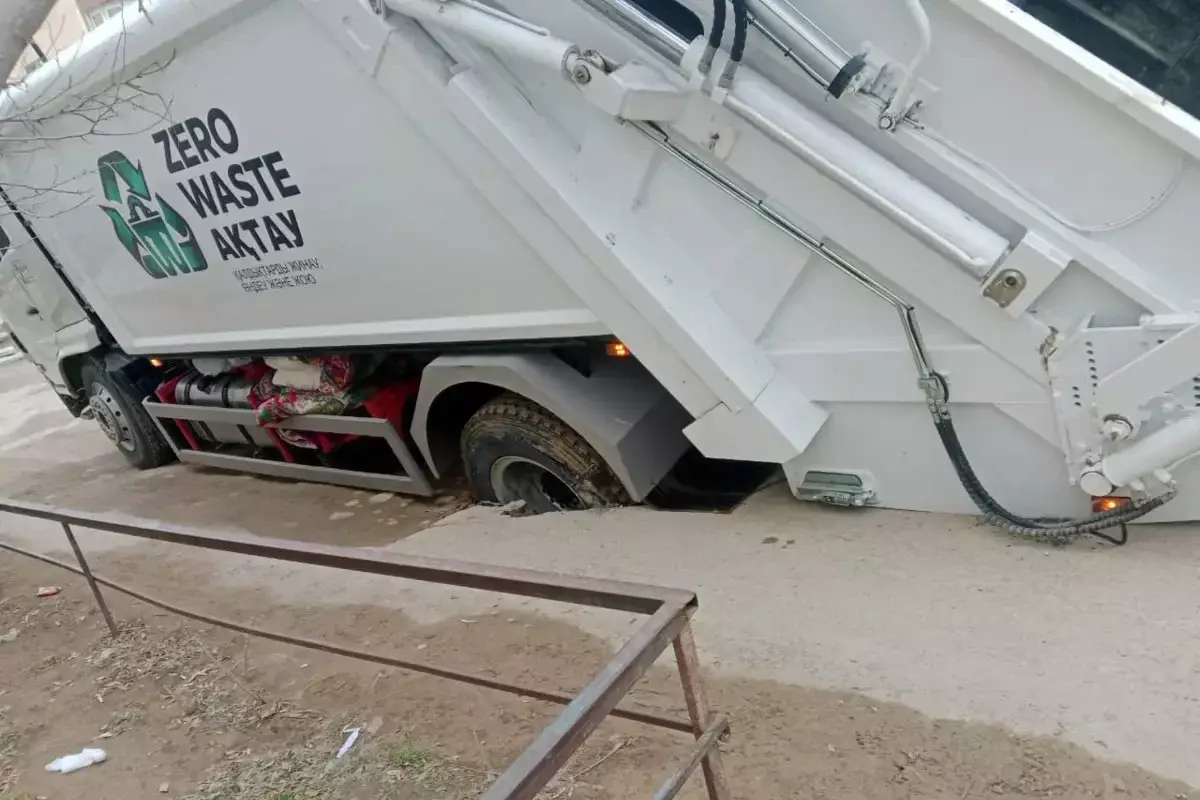 Новый мусоровоз провалился в яму на асфальте в Актау