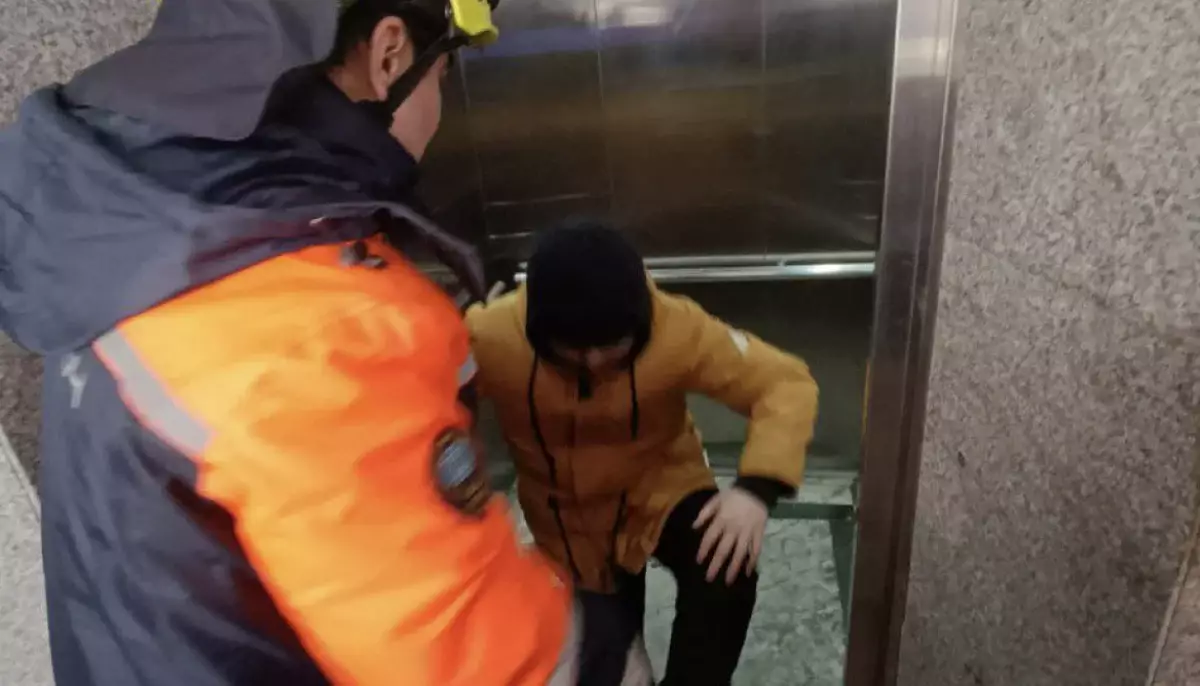 Подросток застрял в лифте на пешеходном мосту в Астане