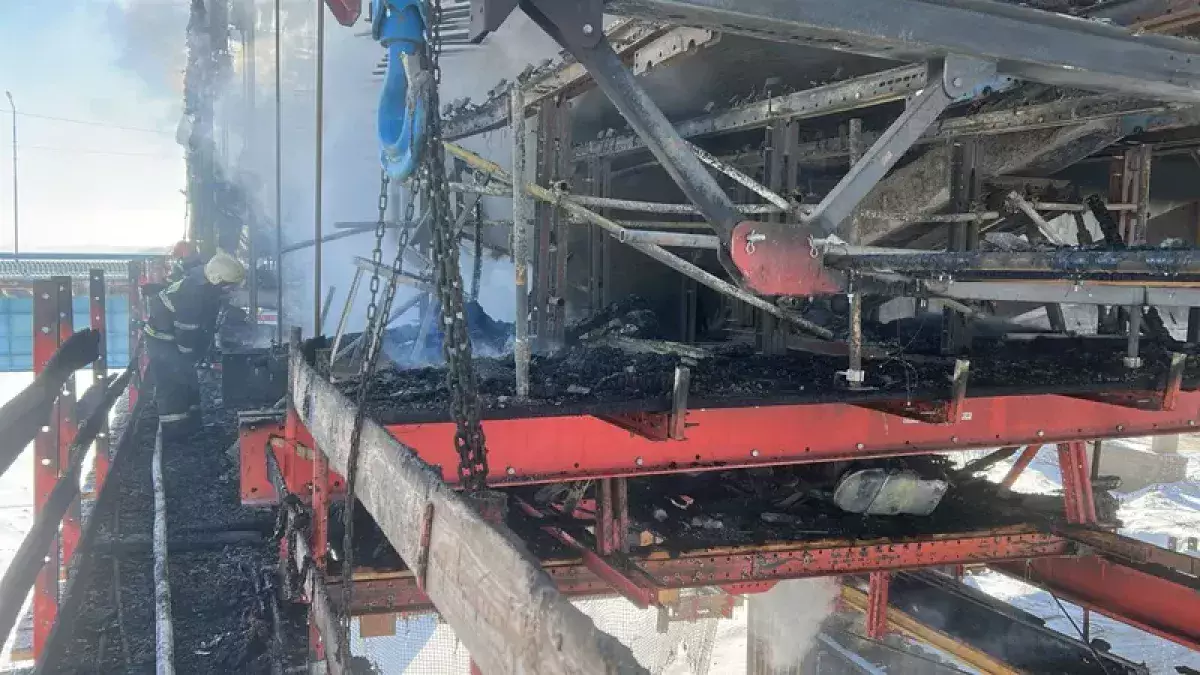 Повторный пожар на строящемся мосту в Казахстане