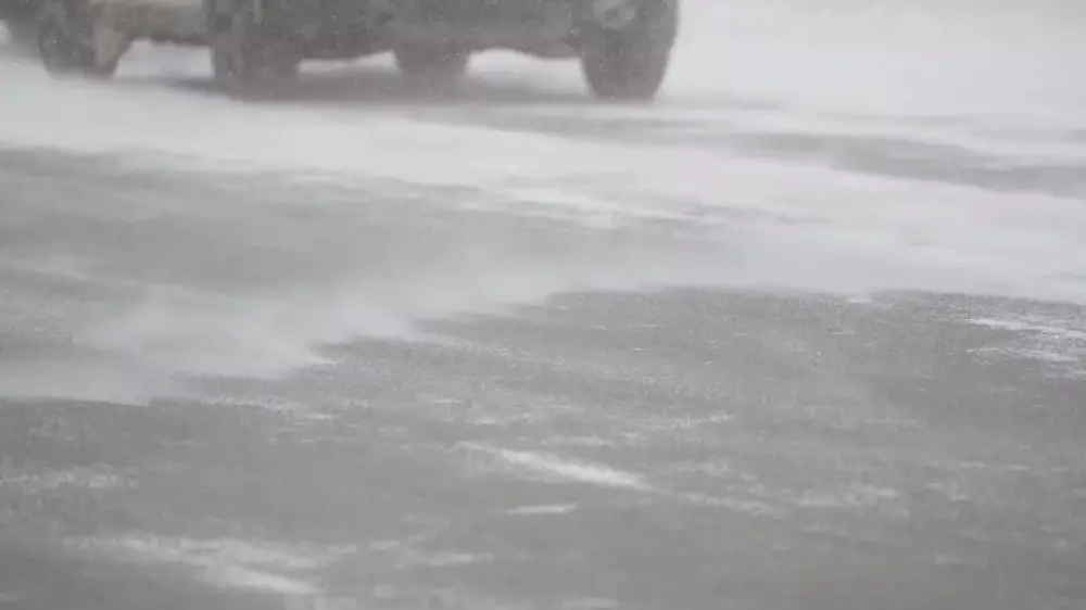 Участок дороги закрыли в Западно-Казахстанской области из-за тумана и гололёда