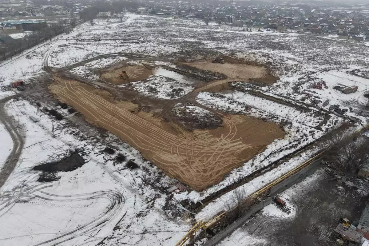 Демонтаж незаконного жилого комплекса начали в Алматы