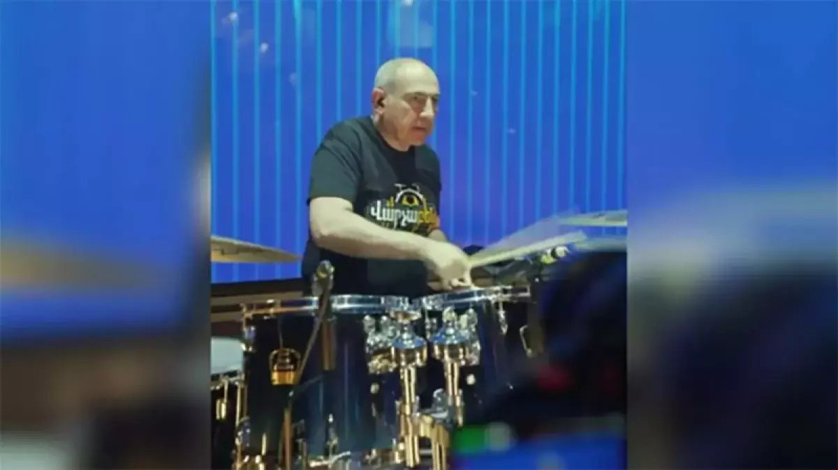 Премьер-министр Армении сыграл на концерте собственной группы в Ереване