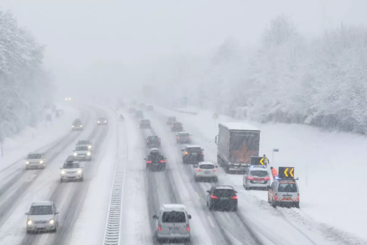 Снегопады осложнят движение на трассах в 8 регионах Казахстана