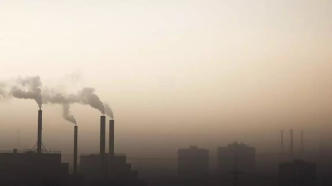 Өскеменде қалың түтіннен оқушылар мектепке бара алмай қалды