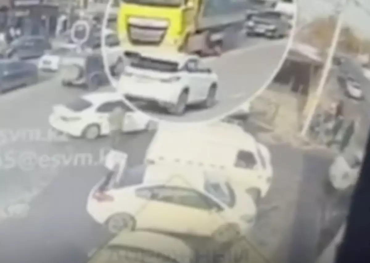 Алматыда жолдан өтіп бара жатқан ер адамды жүк көлігі басып кетті (ВИДЕО)