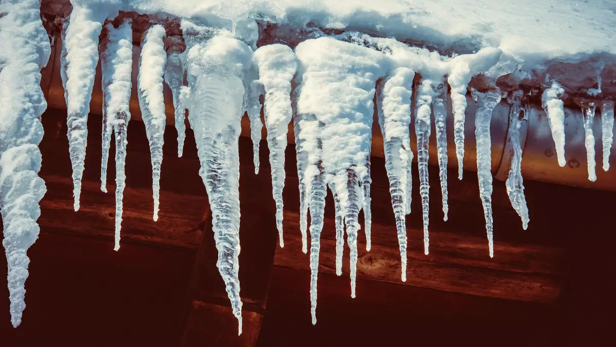 Астанада ер адамның үстіне шатырдан қалың қар құлады