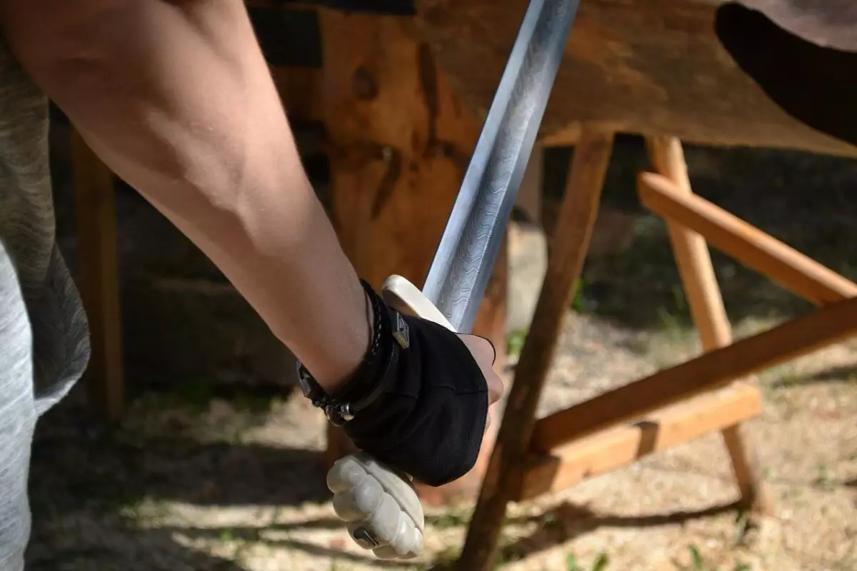 Женщина по неосторожности убила мужчину казачьей шашкой в Актобе