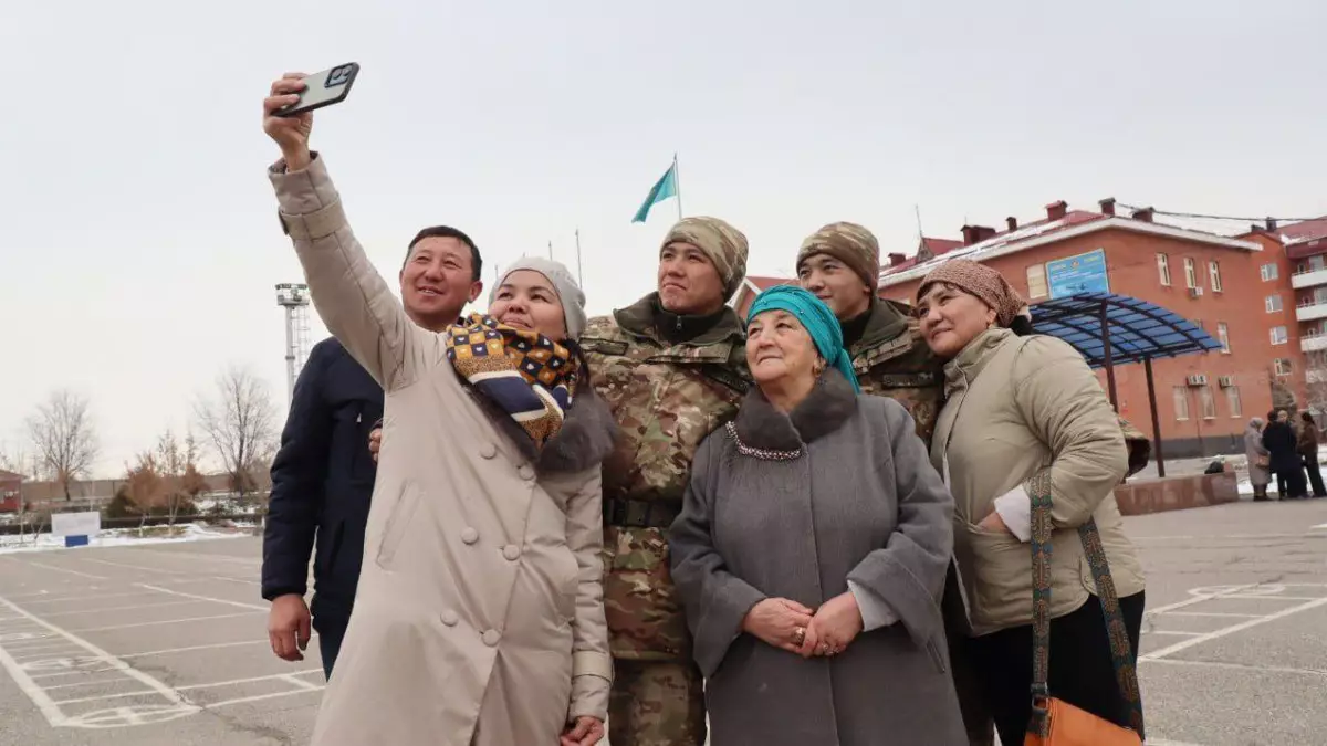 "Кеше ғана бала еді": Ата-аналар әскери бөлімдерді аралап көрді