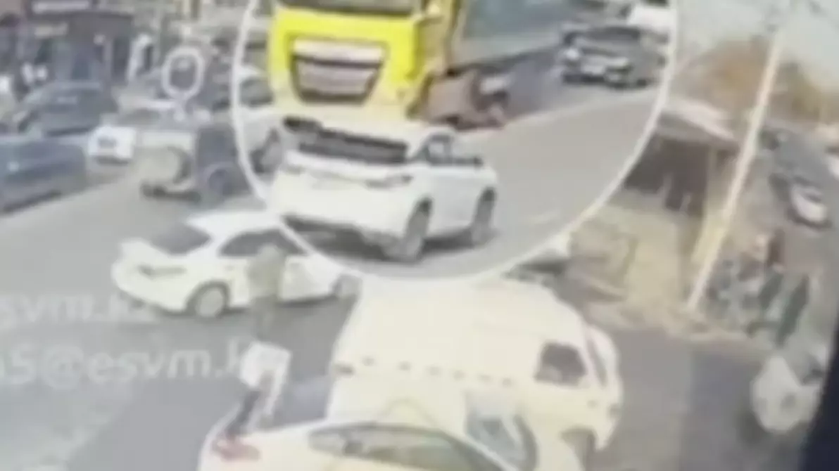 Алматыда жолдан өтіп бара жатқан ер адамды жүк көлігі қағып кетті (ВИДЕО)