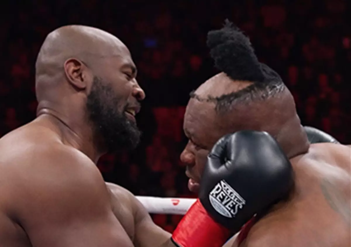 Танымал боксшы Нью-Йорктегі жекпе-жекке парик киіп шыққан