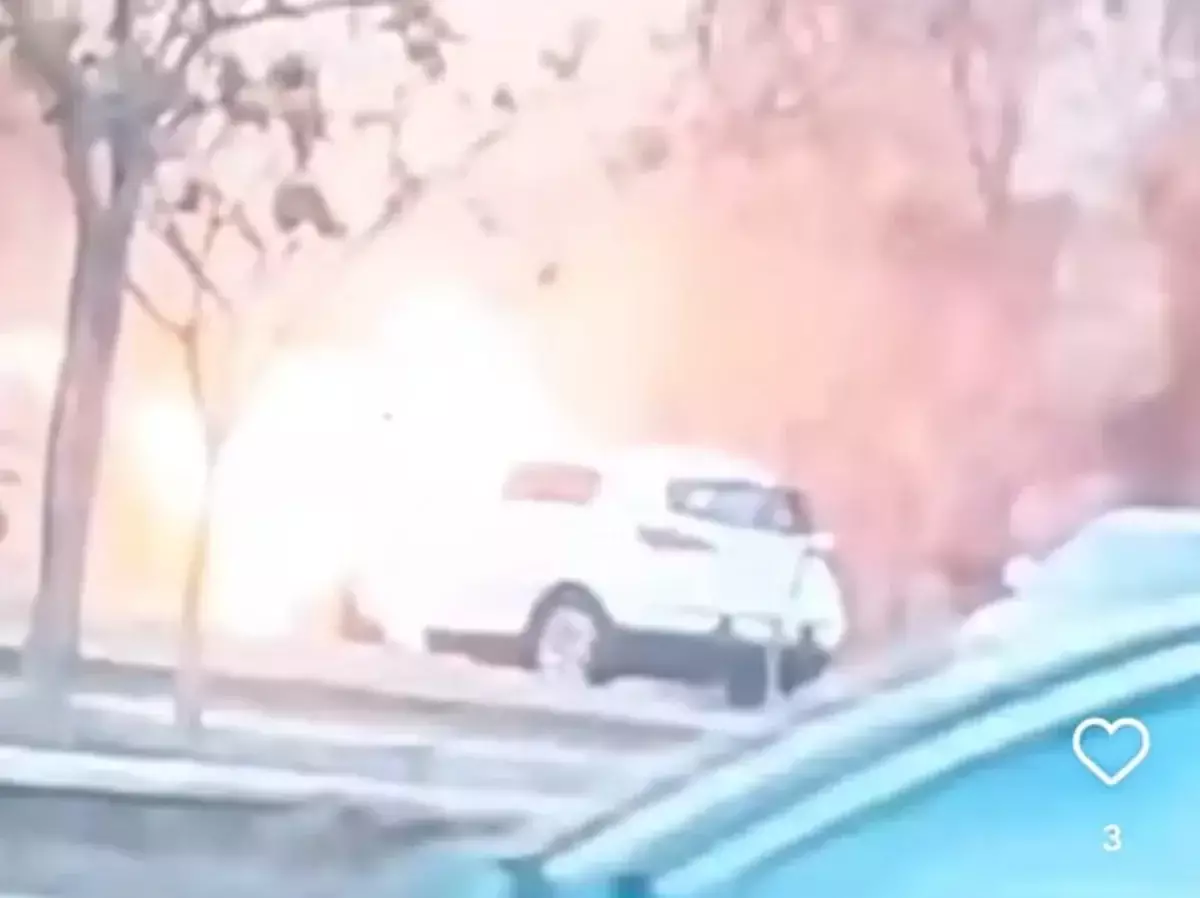 В Актау загорелся автомобиль на проезжей части