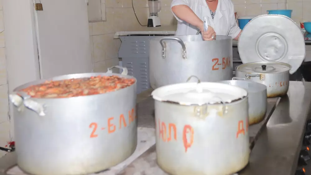 Алкоголики кормили школьников в Бурабае