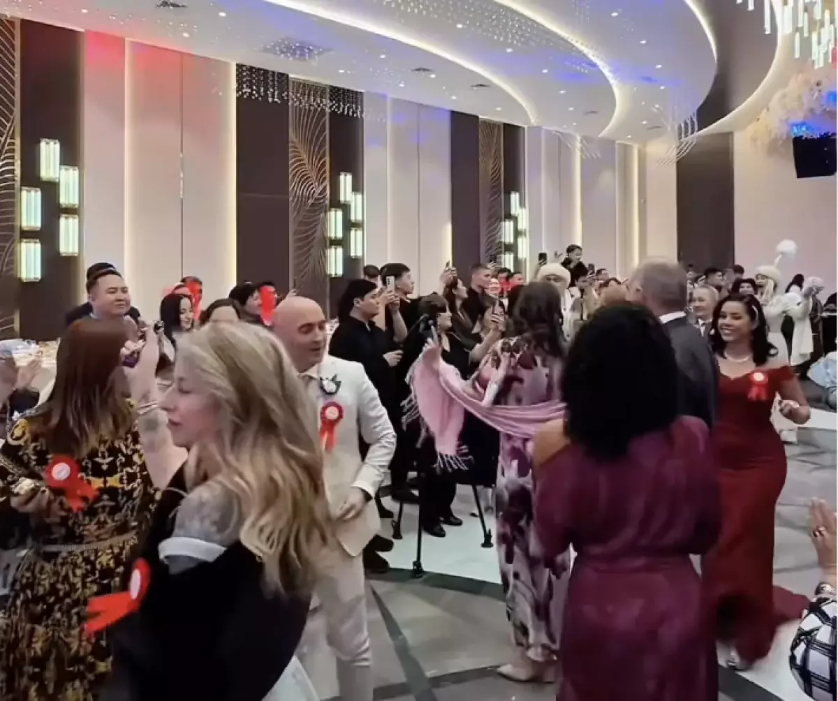 Португальские гости восхитились казахской свадьбой в Астане