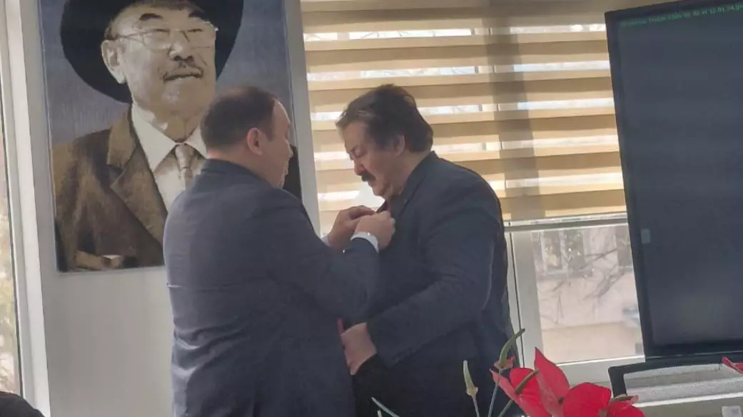 Қазақ журналистикасының ардагері Әмірхан Меңдеке құрметті марапатқа ие болды