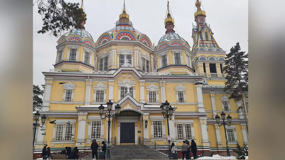 «Построен без гвоздей» и выдержал землетрясение в 9 баллов: уникальный собор в Алматы - фоторепортаж
