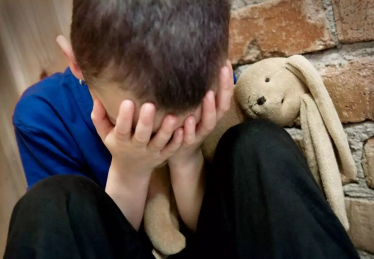 «Бұрынғы күйеуіне ерегескен»: Таразда әйел өз баласын аяусыз ұрып-соққан (ВИДЕО)