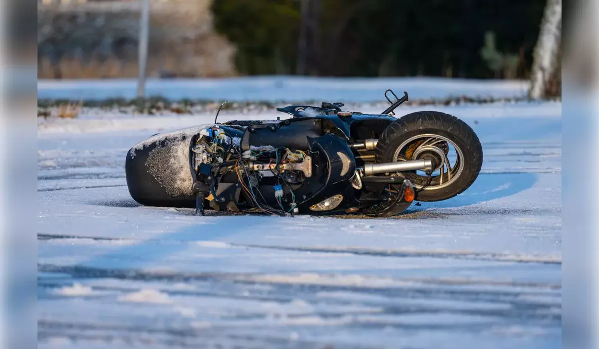 Водитель выехал на красный свет и сбил мопедиста в Алматы