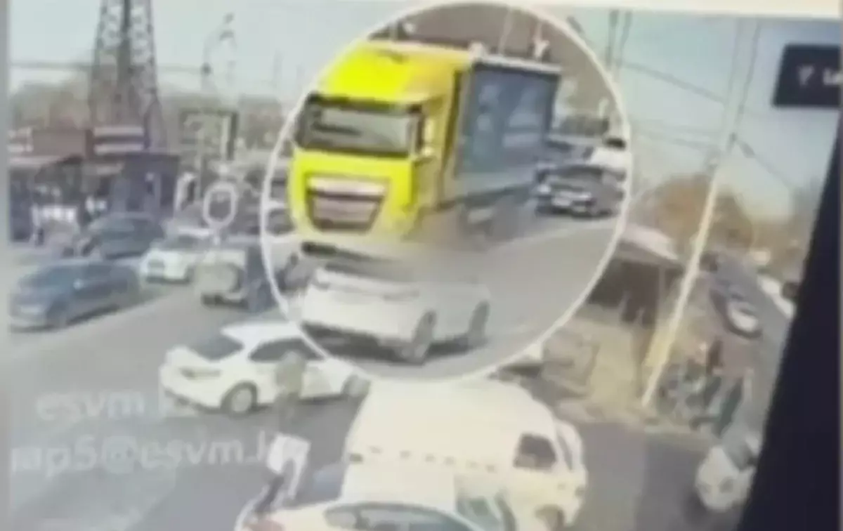 Алматыда жүк көлігі ер адамды қағып кетті