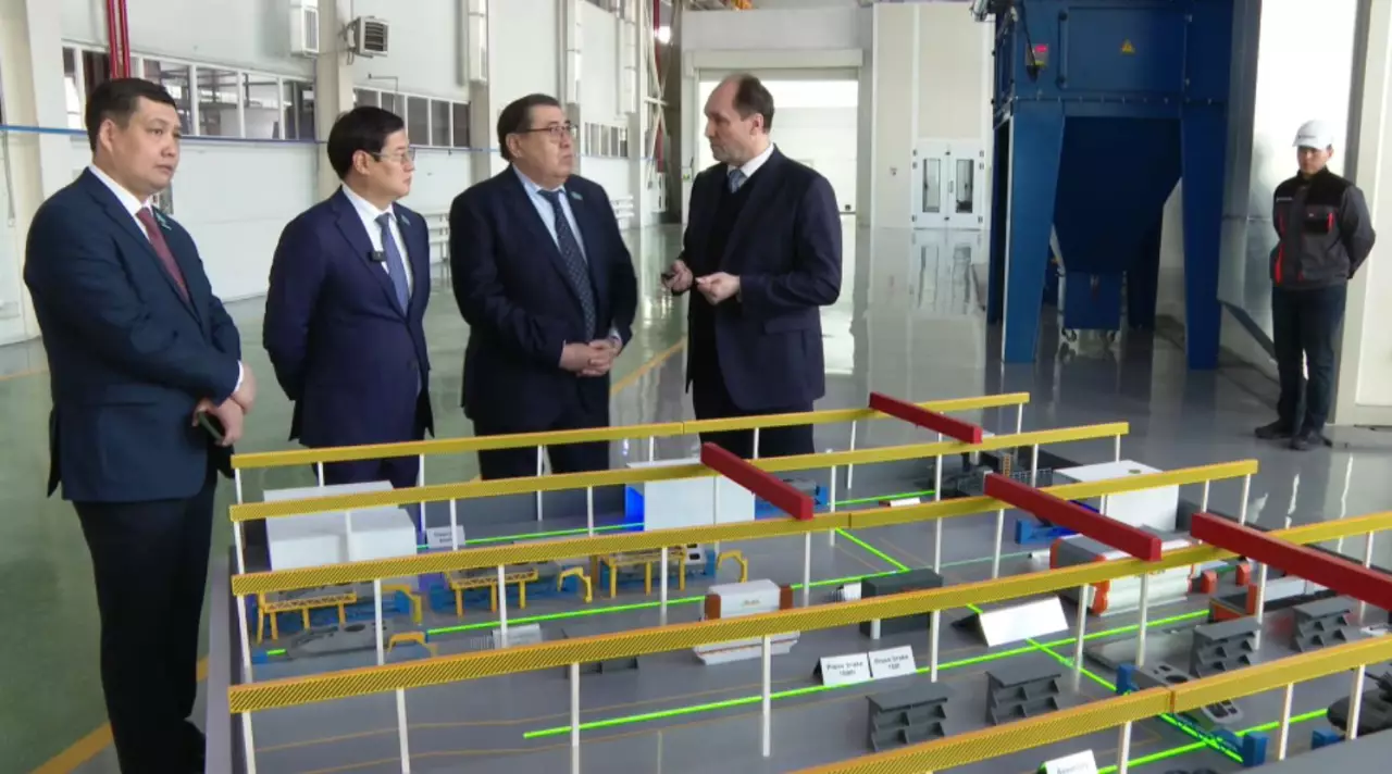 Депутаттар бронетехника зауытына барды