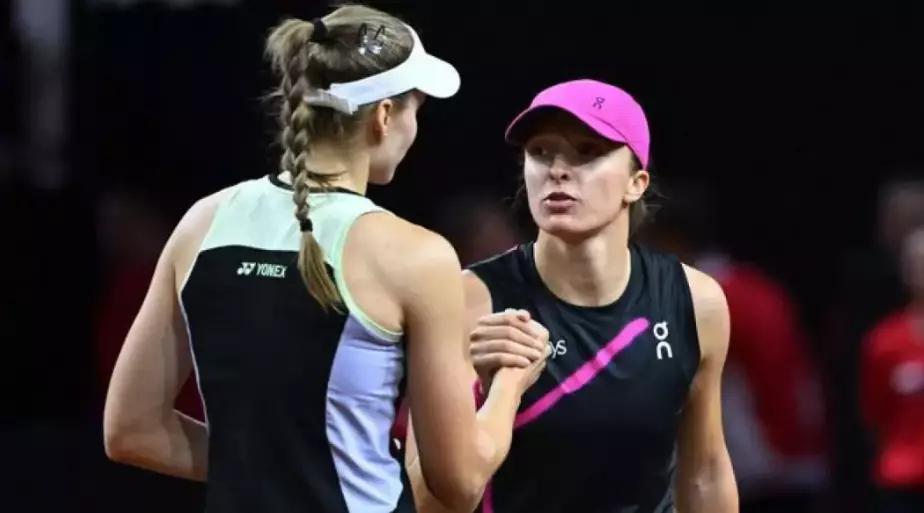 В России оценили шансы Елены Рыбакиной обойти Игу Швентек