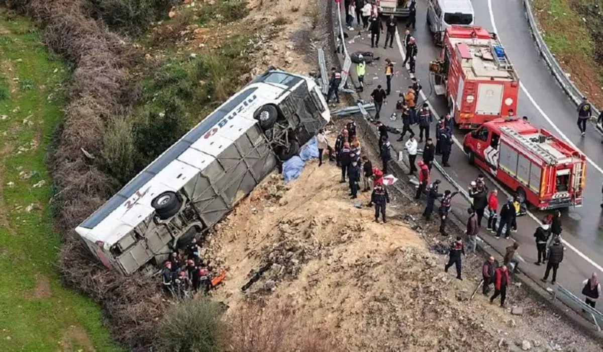 Пассажирский автобус перевернулся в Турции: есть погибшие