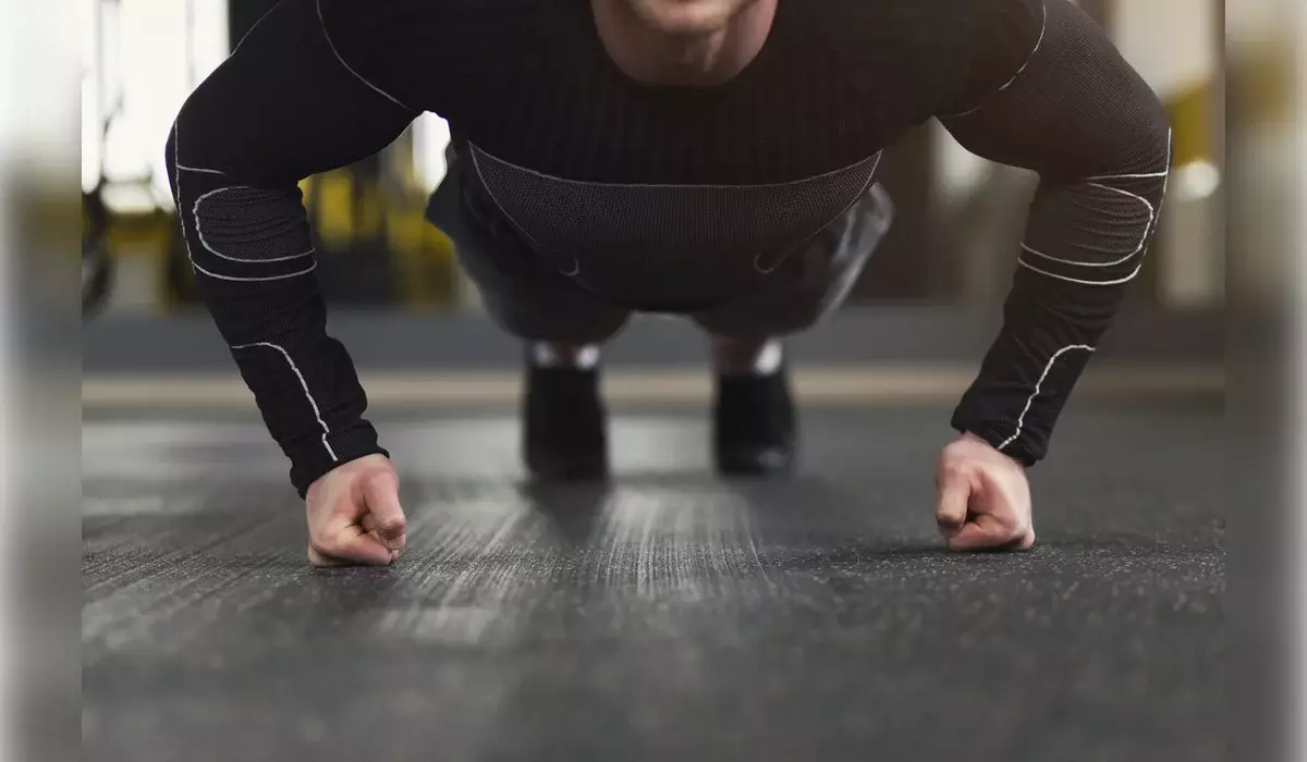 Преподаватель заставляла студентов отжиматься за опоздание в Атырау
