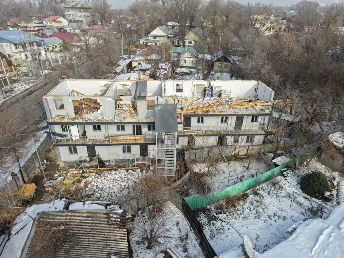 Алматыда сот шешімімен тұрғын үйдің бір қабаты сүрілді