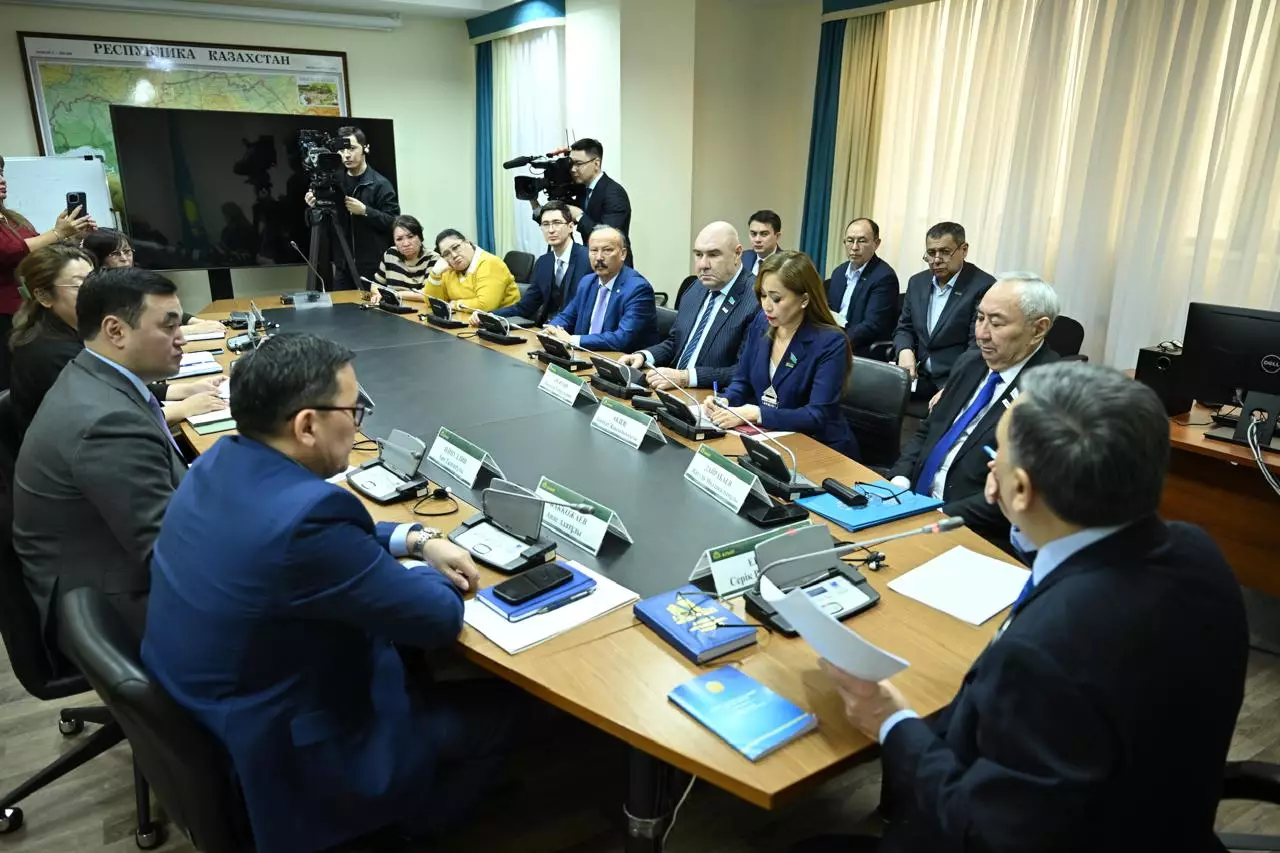 «Ауыл» партиясында Конституцияның жаңа жобасы мен оған енгізілген өзгерістер талқыланды