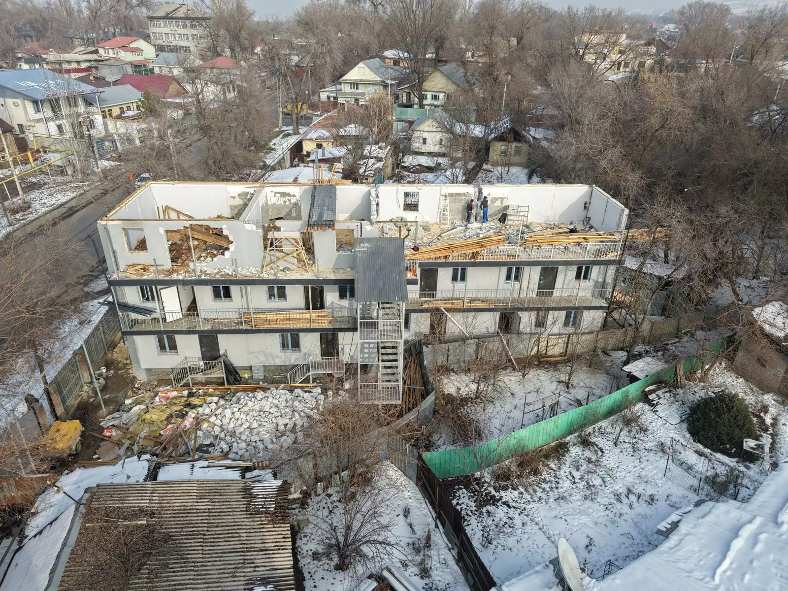 Этаж жилого дома снесли по решению суда в Алматы