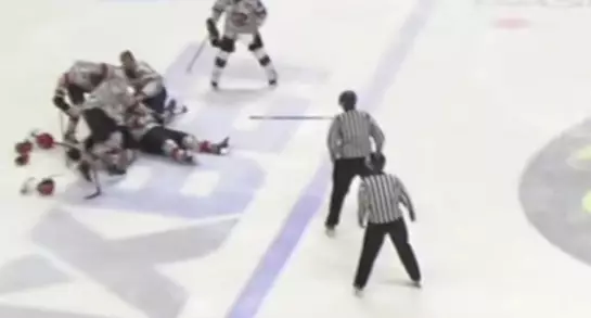 Хоккеист умер прямо на льду во время матча в Караганде