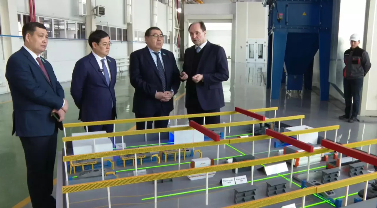 Депутаттар бронетехника зауытына барды