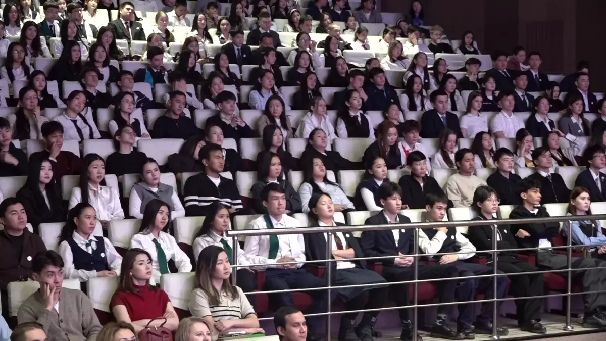 Нұрлан Әбдіров жас сайлаушылар клубының мүшелерімен кездесу өткізді