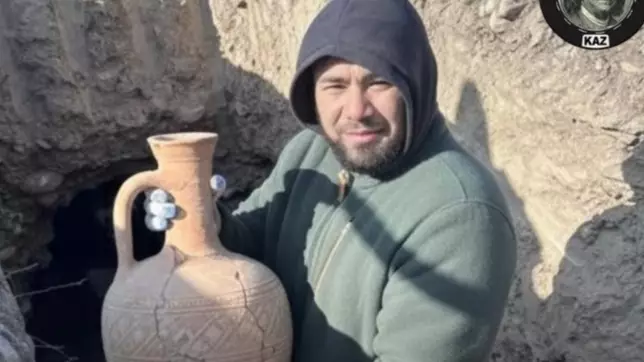 Қабір қазып жатқанда бағалы заттарға толы құмыра табылды