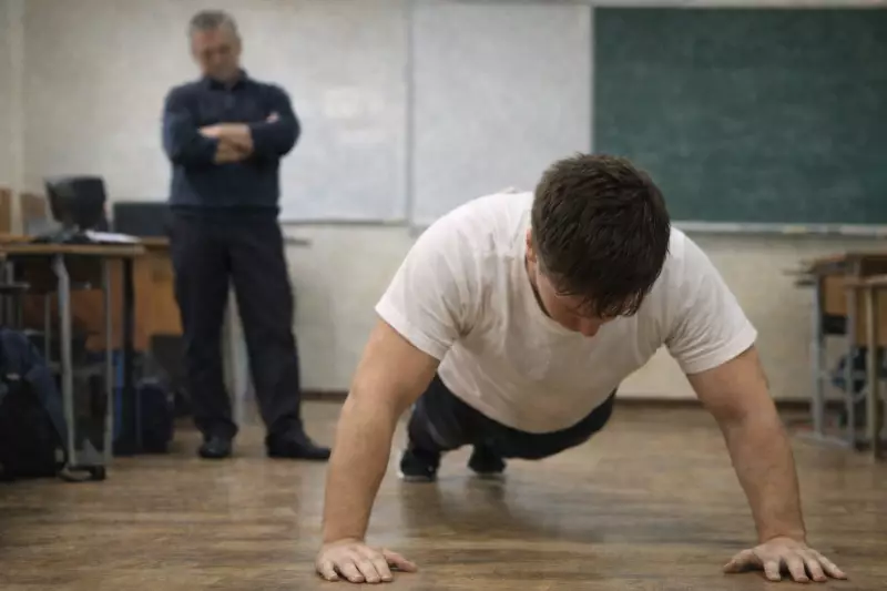 Студента заставили отжиматься за опоздание на урок в Атырау