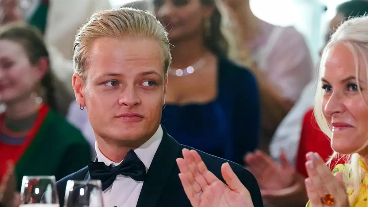 Сын кронпринцессы Норвегии предстанет перед судом по обвинению в изнасиловании, а новые документы Эпштейна упоминают её сотни раз.