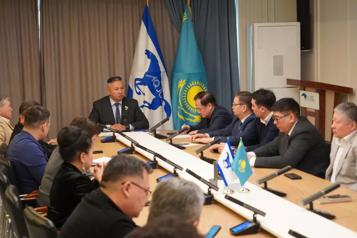 На заседании президиума Нацсовета и парламентской фракции Демпартии «Ак жол» обсудили проект Основного закона