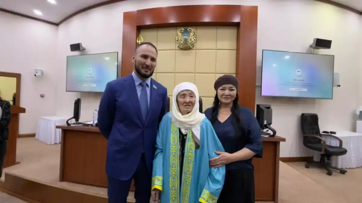 Қазақстандық партиялар 95 жастағы кейуананы қатарларына қабылдауда
