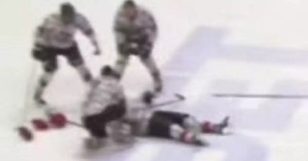  Қаралы хабар! Ойын барысында хоккейші кенеттен есінен танып, қайтыс болды (ВИДЕО) 