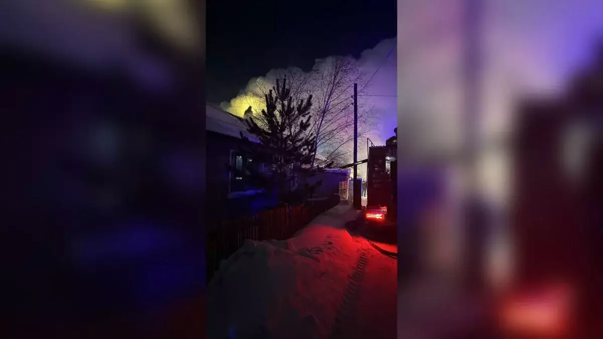 «Жүре алмаймын»: Павлодар облысында тыл еңбеккері үйімен бірге өртеніп кете жаздады (ВИДЕО)