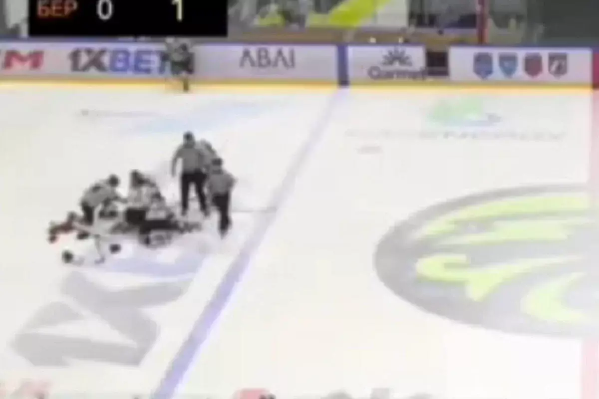 Хоккеист умер во время матча в Караганде