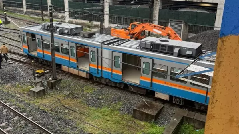 Стамбулда метро пойызы рельстен шығып кетті