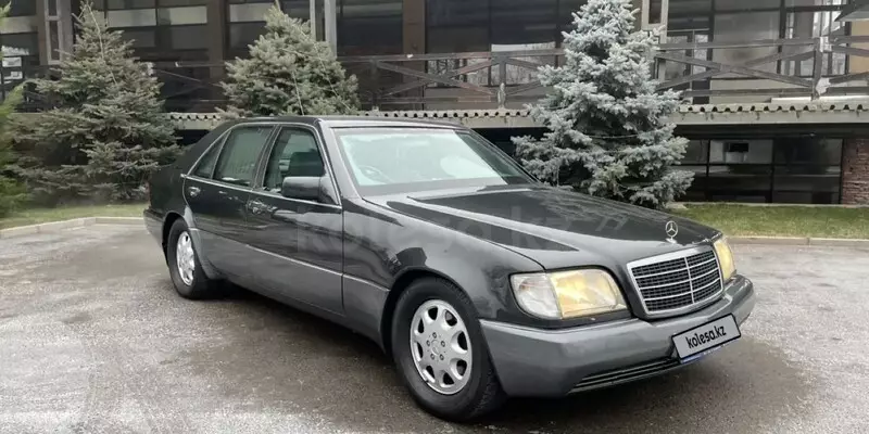 В Казахстане выставили на продажу снятый с хранения Mercedes-Benz Назарбаева.