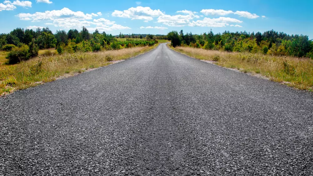 Гравий вместо асфальта: альтернативу для сельских дорог объяснили в Минтранспорта
