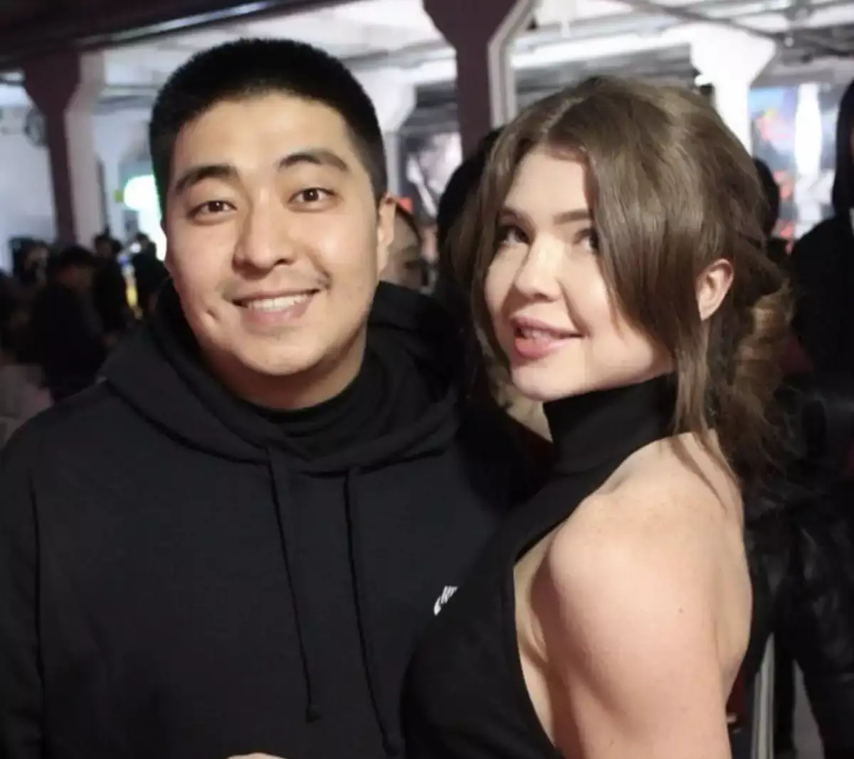 «Баланы соңғы рет құшақта»: актриса күйеуінен қоқан-лоққы көріп келген